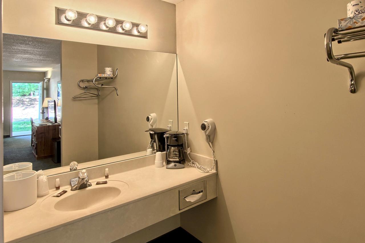 The Legend Cottage Inn Bellaire Экстерьер фото